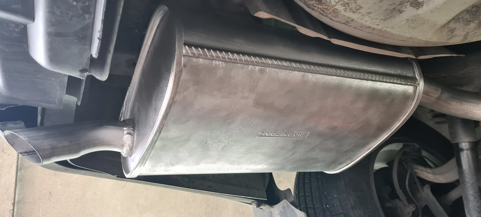 Naš lonac auspuha ugrađen na automobil